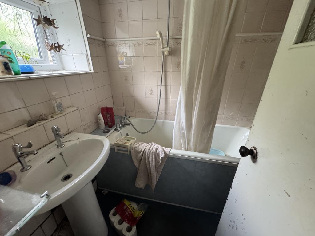 Lot: 166 - END-TERRACE HOUSE FOR IMPROVEMENT - Bathroom
